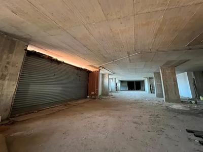 Locale magazzino ubicato in Albano Laziale (RM) Via l’Aquila n. 23/E, interno 9, posto al piano S1 dell’edificio (categoria catastale C/2), superficie catastale totale 78 mq. L’unità immobiliare risulta attualmente priva dei muri divisori e necessita di opere di completamento al fine di renderla idonea all’utilizzo previsto