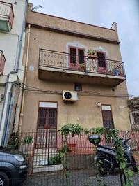 Piena proprietà per la quota di 1/1 di abitazione di...