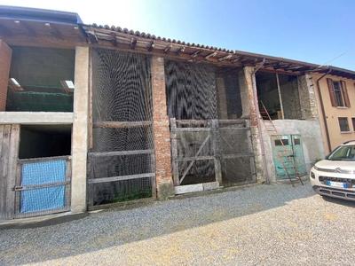 Piena proprietà, quota intera di magazzino/locale di deposito.