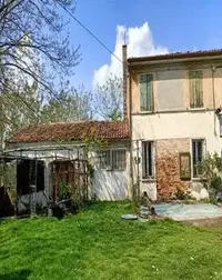 Piena proprietà di fabbricato agricolo, un terreno e due...