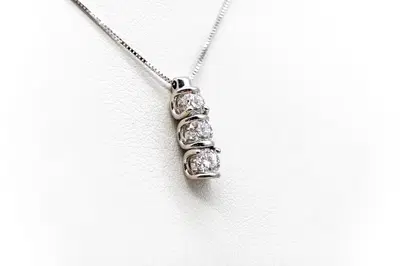 Collana girocollo in oro bianco e n. 3 diamanti (Lotto 286)
