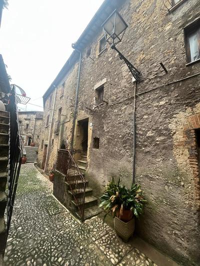 Piena proprietà su appartamento nel centro storico di Frasso Sabino in provincia di Rieti che si sviluppa su due livelli funzionali. Al piano primo disimpegno d'ingresso che distribuisce la zona giorno composta da cucina e soggiorno concamino. Attraverso una scala interna dal soggiorno si raggiunge il piano superiore dedicato alla zona notte con due camere da letto e servizio igienico. Consistenza 4,5 vani, superficie 82 mq. Libero per la procedura
