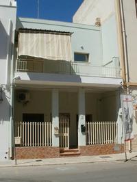 Piena proprietà di due locali confinanti, posti al piano...