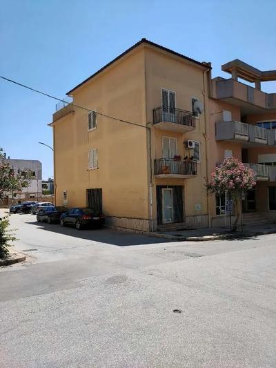 Appartamento di civile abitazione distribuito tra piano terra, primo, secondo e terzo facente parte di un edificio con accesso da slargo senza denominazione (civico n. 2) del Comune di Partanna, di recente realizzazione e non di lusso, confinante a ovest con la Via Palermo, a nord con la Via F. Leone, a est con lo slargo senza denominazione e a sud con altri immobili.