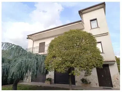 Fabbricato ad uso abitativo con terreni pertinenziali