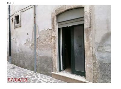 Locale ad uso ufficio, composto da n.2 vani, oltre a ripostiglio, wc ed accessori, il tutto posto al piano terra.
