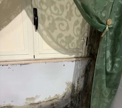 Piena proprietà (1/1) di appartamento ubicato a Canosa di Puglia. L’accesso all’unità immobiliare avviene esclusivamente da Via XXI Aprile 84. L’immobile oggetto di stima è una unità immobiliare residenziale indipendente, articolata su tre livelli (piano interrato, piano terra e primo piano).