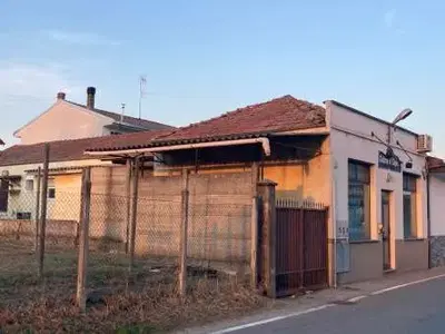 Compendio composto da: appartamento su due piani con annesso cortile pertinenziale; negozio. 