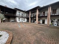 Compendio immobiliare all'interno di una corte di...