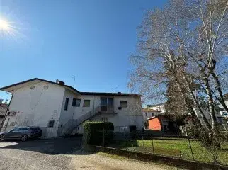 Appartamento composto al piano terra, di un piccolo vano sottoscala/magazzino, al piano primo da soggiorno/pranzo, angolo cottura, n. 2 camere, bagno, corridoio e disimpegno, piccola veranda all'arrivo della scala in zona d'ingresso. Autorimessa in corpo staccato. Area scoperta è di godimento comune. Libero