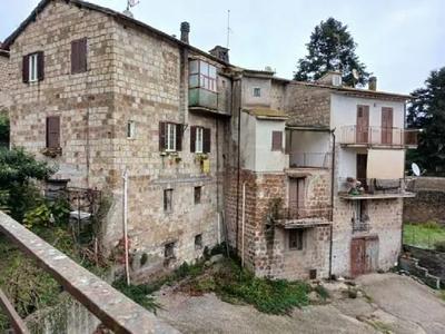 abitazione sita nel Comune di Bassano Romano (VT), in via Fratelli Bandiera n. 17, piano terra, censito in catasto al fg. 7 part. 600 sub. 7, categoria catastale A/3, classe 1, vani 5, rendita € 284.05 di metri quadrati utili 72.58 + terrazzo esterno al piano terra comunicante con la cucina di mq utili 12.62. L’abitazione è suddivisa al piano terra tra ingresso e sa-la, cucina disimpegno, bagno e terrazzo mentre al piano primo è suddivisa tra piccolo disimpegno, cameretta, camera matrimoniale e bagno.