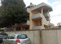 Appartamento bilocale ad uso civile abitazione posto al piano terra di un fabbricato residenziale,accessibile da corte esterna comune attraverso due gradini,costituito da ingresso-soggiorno con angolo cottura,una camera,un bagno,due ripostigli.La superficie lorda è di circa 55,60 mq con altezza interna di 2,90 m circa.Sono di pertinenza e di proprietà esclusiva del presente immobile una porzione di corte esterna pavimentata, due locali deposito ed un wc.Fg. 5,Part.182,Sub. 11,Zc. 2, Cat. A3-Proprietà 2/9.