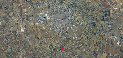 LOTTO UNICO: composto da n.03 beni collocati in un contesto urbanistico a vocazione di residenze occasionali, in zona agricola "E1" e distanti circa 3,50 km dal centro abitato: 1) Piena proprietà di fabbricato civile allo stato rustico piano T di circa 84,00 mq commerciali e di forma rettangolare.