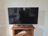 Lotto 16) Mobile TV in legno e Televisore LG