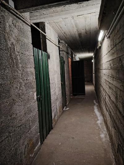 Spazi di risulta adiacenti e sotto la scala condominiale centrale del complesso e da tre cantine separate.