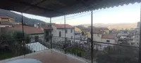 Appartamento ubicato a Supino (FR) - Via dei Gelsi n. 74. Fabbricato ai piani terra, primo e secondo, sito nel centro storico del Comune di Supino, costituito:  PIANO TERRA composto da due Locali adibiti a locali di sgombero; PIANO PRIMO costituito da cucina, soggiorno, ingresso, ripostiglio, wc e disimpegno; PIANO SECONDO costituito da due vani letto e terrazzo.  I piani primo e secondo collegati tramite una scala interna, mentre si accede al piano terra direttamente dalla strada, via Dei Gelsi. 