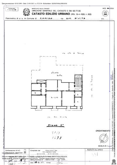 Piena proprietà nella quota di 1/1 di un Appartamento per civile abitazione sito al piano primo (secondo in catasto) in via Giuseppe Di Vita, 18 a Comiso (RG), con quota indivisa di vano tecnico adibito a locale caldaia con accesso da via Conte di Torino e quota indivisa di piccolo ripostiglio nel vano scala principale.