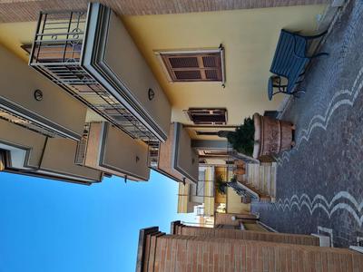 Piena ed esclusiva proprietà di porzione di fabbricato ad uso artigianale (destinazione d’uso assentita) sito in Trentola Ducenta (CE) alla via Caravaggio n. 4, attualmente composta da 4 unità immobiliari: immobile ubicato al piano rialzato, immobile ubicato al piano primo (destinazione d’uso assentita uso ufficio) e immobile ubicato al piano secondo, tutti utilizzati come appartamento; immobile ubicato al piano seminterrato attualmente diviso in due unità distinte (utilizzato come appartamento e garage).