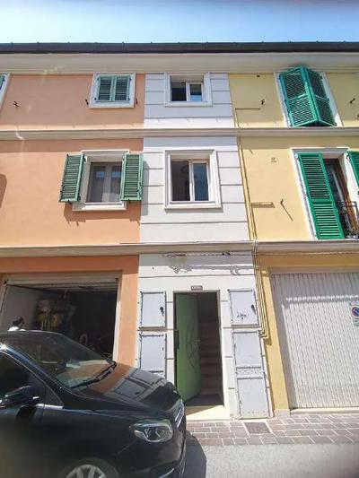 Diritti di piena proprietà (1/1) su immobile sito a Potenza Picena (MC) in Via Giuseppe Garibaldi n. 36, piano 1° e 2°. L’unità residenziale si sviluppa su una superficie commerciale di mq. 58,00 al primo a cui vanno aggiunti mq. 58,00 al piano secondo. La superficie complessiva commerciale risultante è pertanto di mq. 116,00. L’appartamento al primo piano è formato da un soggiorno con zona cucina ed un bagno mentre al piano secondo vi sono n.1 camere da letto matrimoniale  e n.1 cameretta , oltre un bagno.