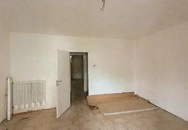 Lotto unico) Piena ed esclusiva proprietà di fabbricato urbano da terra a tetto ad uso civile abitazione, bar e accessori con circostante area cortiliva a Camposanto (MO), in angolo fra la Via per San Felice e la Via per Cavezzo.