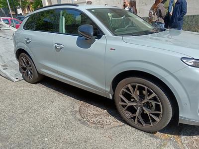 UN AUTOVEICOLO AUDI Q3 TARGATO HC586DS, IMMATRICOLATO IL 30.01.2026, PER TRASPORTO PERSONE, CILINDRATA 1498, 110 KW, IBRIDO BENZINA/ELETTRICO, PRIVO DI GRAVAMI, SPROVVISTO DI CHIAVI, PROVVISTO DI LIBRETTO, CON RIGA SU PASSARUOTA SINISTRO  