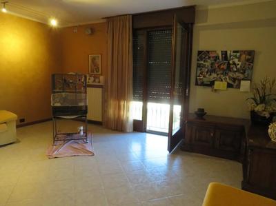 intera piena proprietà (1/1) di appartamento al piano secondo con autorimessa al piano terra inserito in edificio condominiale. 