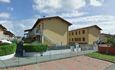 In complesso immobiliare costituito da n. 2 fabbricati condominiali contraddistinti con le lettereA e B e da 10 villette, l’appartamento è posto al piano primo del fabbricato B e composto da tre locali, disimpegno, balcone e servizio igienico.Autorimessa al piano seminterrato. Nella vendita è compresa la quota proporzionale di comproprietà degli spazi ed enti comuni dell’intero complesso.