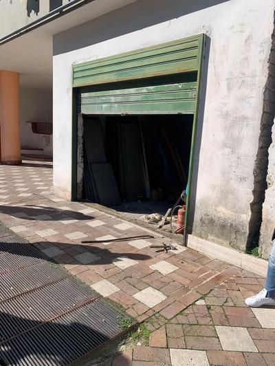 Piena e intera proprietà del seguente immobile sito in Melito di Napoli alla via Enrico de Nicola n. 3: Locale commerciale al piano T, interno 4, scala E, lotto A, sup. cat. 82 mq