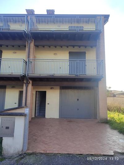 Intera piena proprietà di: Bene n. 38) Villetta a schiera sviluppantesi su tre piani fuori terra, facente parte di fabbricato inserito in un complesso condominiale e composta: al piano terra, da porticato e ingresso con vano scale; al piano primo, da vano scale, atrio, bagno, cucina, soggiorno e balcone; al piano secondo, da vano scale, atrio, bagno, due camere da letto e balcone; con annessa area cortiliva; Bene n. 39) Garage pertinenziale posto al piano terra del medesimo corpo di fabbrica
