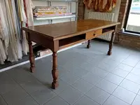 Tavolo rettangolare in legno color noce, misure: Mt....