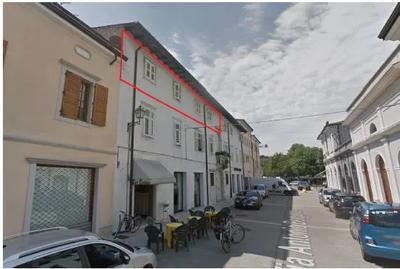 appartamento sito a GRADISCA D’ISONZO (GO) – Via A. Bergamas n. 8 – interno 4 (secondo piano), privo di ascensore, della superficie commerciale di circa 116,45 mq, per la quota di 1/1 di piena proprietà, composto da un disimpegno di ingresso, una cucina con terrazzino, un anti bagno, un bagno e tre stanze; il contesto residenziale è stato realizzato in vecchissima data, pertanto il tutto si mantiene in un basso stato di manutenzione e conservazione