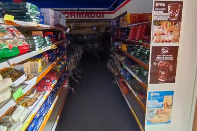 Lotto composto da attrezzature, arredamento, rimanenze di attività di commercio alimenti.