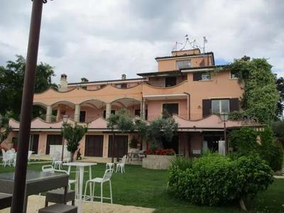 Villa unifamiliare di quattro piani con annessi di...