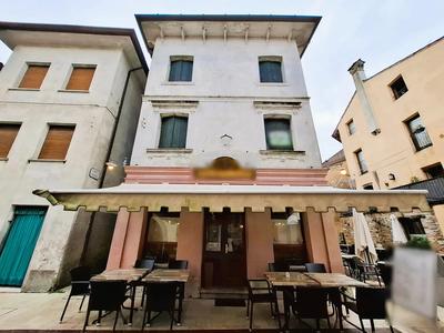Unita' immobiliare a destinazione commerciale della superficie commerciale...