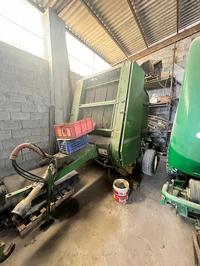 Trattori John Deere e New Holland, scavabietole Holmer,...