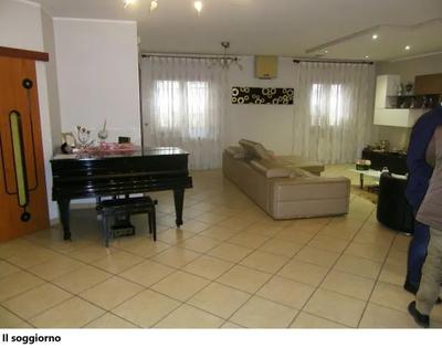 Piena ed intera proprietà di appartamento posto al primo piano del...