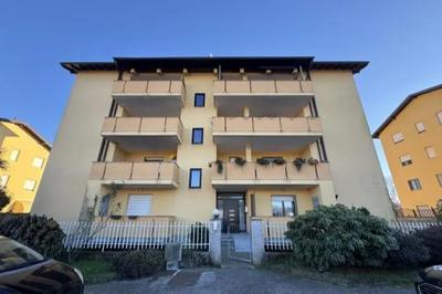 Piena proprietà per la quota di 1/1 di appartamento con autorimessa, siti a Borgomanero in via Mora e Gibin n. 98. L’alloggio si presenta ammobiliato e arredato ed è così disposto: •ingresso/soggiorno – cucina open-space, servito da balcone, il locale destinato a soggiorno è stato adattato ad ambiente cottura/pranzo•disimpegno•camera da letto matrimoniale •camera da letto singola (ex locale cucina);  •bagno finestrato di servizio;•ampio terrazzo sul fronte ovest