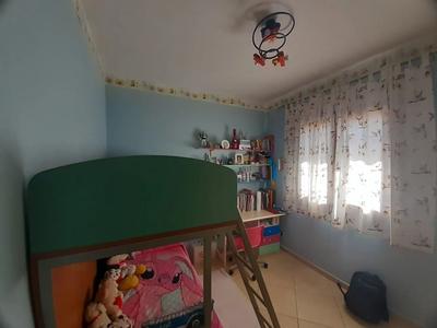 Piena proprietà di un appartamento in Melilli (Città Giardino),viale Edoardo Garrone n. 38, ubicato a piano terra, all’interno di un fabbricatocondominiale articolato su tre elevazioni fuori terra oltre piano interrato; distinto nel NCEU del Comune di Melilli al foglio 86, particella 1690 sub 11, Categoria A/3, Classe 7, consistenza 5,5 vani, viale Edoardo Garrone n. 38, Piano T, Superficie catastale totale 84 mq escluse aree scoperte 78 mq, rendita €. 411,87.