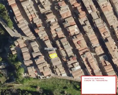 Piena proprietà appartamento ubicato nel Comune di Ferrandina /MT) , in Via F. Nullo, 108. L’appartamento è costituito da ingresso/cucina-pranzo, camera da letto, bagno, n° 2 rispostigli, arm. a muro.  Gli immobili sono meglio descritti nella relazione del CTU.