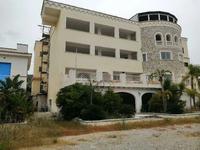 Piena proprietà dell’intero fabbricato adibito a hotel, accessibile dalla strada statale 18 ed ubicato in località Scalo del comune di Nocera Terinese, identificato al Catasto fabbricati, foglio di mappa 45, particella n. 8, subalterno 40, categoria catastale D/2 (alberghi e pensioni (con fine di lucro), rendita catastale Euro 37.000,00, indirizzo “Strada Statale 18”, snc, piano S1-T-1-2, per la quota di 1/1 del diritto di proprietà. L’immobile in esame presenta una struttura portante