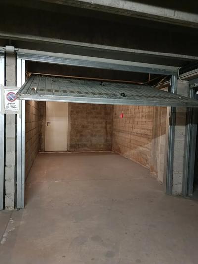 Locale posto al secondo piano interrato, accessibile dalla rampa condominiale. Internamente i muri sono in prisme a vista, il pavimento è in battuto di cemento. Il Locale è largo poco più di 3m e lungo poco meno di 5m.