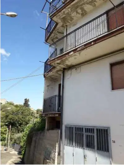 Immobile A3, piani T-1-2 con ulteriori accessi in corrispondenza dei civici 20, 22 e 24. Occupato