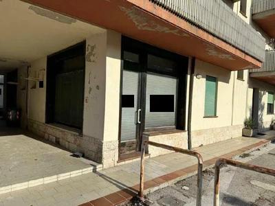 Piena proprietà 1/1 di ufficio al piano terra facente parte del complesso condominiale denominato "Novo Centro Commerciale", sup. cat. 40 mq. Occupato da beni mobili. Regolarità urbanistico-edilizio-catastale, Vincoli e oneri, il tutto come da Perizia.