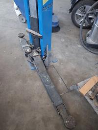 LOTTO 1: PONTE SOLLEVATORE COLOR BLU A 2 COLONNE MARCA...