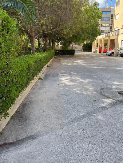 Piena proprietà per la quota di 1/1 di posto auto all'aperto, ubicato nel cortile condominiale dell'edificio sito in Trapani, Via Alessandro De Santis 2.