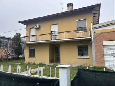 Piena proprietà di complesso immobiliare composto da abitazione con annesso...