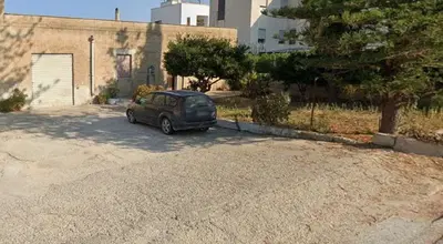 unità immobiliare residenziale che si sviluppa interamente al piano terra, con accesso da una corte esterna, in parte destinata a giardino e in parte a posto auto. L'abitazione è composta da un ingresso con portone in legno su cui si aprono a destra la sala da pranzo, a sinistra una camera da letto. Si trovano unaseconda camera da letto, un servizio  igienico,  un soggiorno, una piccola cucina con annesso ripostiglio. Esiste inoltre un grande vano destinato a locale di sgombero.
