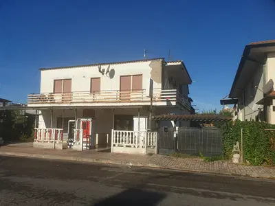 Porzione del fabbricato sito nel Comune di Latina (LT), Via Monte Terminillo n. 56, costituita dalla piena proprietà del locale posto a piano terra adibito a negozio di una superficie catastale di 170mq; il tutto meglio identificato al N.C.E.U. di detto comune al foglio 118 particella 507 sub. 10, categoria C1, classe 4, consistenza 191mq