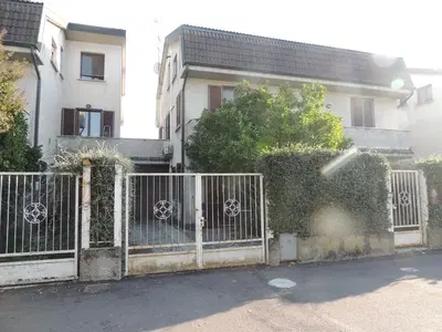 Piena proprietà per quota 1/1 di villino bifamiliare con box auto e area esterna di pertinenza e al piano secondo sottotetto non abitabile. SI PRECISA CHE LE UNITA' IMMOBILIARI OGGETTO DEL TRASCRIVENDO ATTO SONO SITE IN COMUNE DI TORREVECCHIA PIA (PV), FRAZIONE ZIBIDO AL LAMBRO, VIA SANDRO PERTINI N. 10 (GIA' VIA MONTE ROSA E GIA' VIA MONTE BIANCO), E CHE IL DIRITTO DI SUPERFICIE HA LA DURATA DI ANNI 99 (NOVANTANOVE) A DECORRERE DAL 10 LUGLIO 1992. 