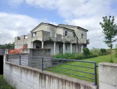 Proprietà 1/1 di abitazione di tipologia singola disposta ai piani terra e primo (sup. catast. 267 mq) con garage e corte esclusiva, ubicati in Via Giacomo Leopardi s.n.c., già "nuova strada di lottizzazione, prossima ai principali servizi. Si evidenzia che l'immobile si trova allo stato grezzo avanzato. identificazione catast. come da Avviso. Liberi. Regolarità urbanistico-edilizia-catastale, Vincoli e oneri, il tutto come da Perizia a cui si rimanda per ogni specifica
